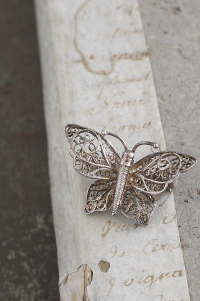 蝶のシルバーフィリグリーブローチ ヨーロッパ アンティークストリュフ