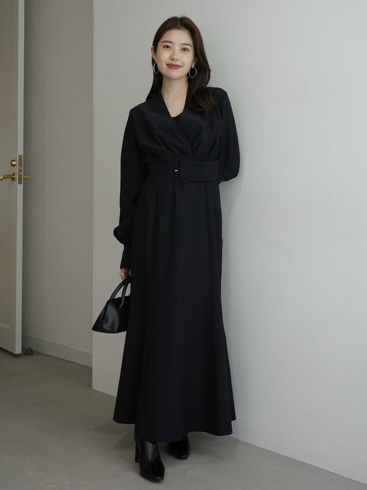 ノーカラーナローワンピース