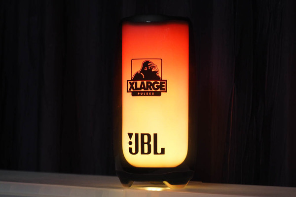 ASCII.jp：光るだけ、でもそこがいい！ お部屋の空気が一変する「JBL