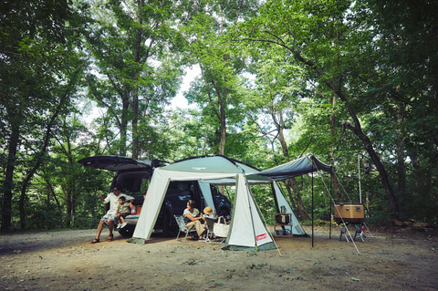 コールマン、クルマと連結できる「カーサイドテント/3025」。昼は