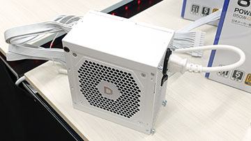 白色ヒートシンクを備えたドスパラセレクトのPCIe 4.0 x4 SSD、2TB