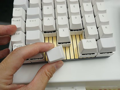キースイッチを磁石で自由に配置できるキーボード「DUMANG DK6」が登場