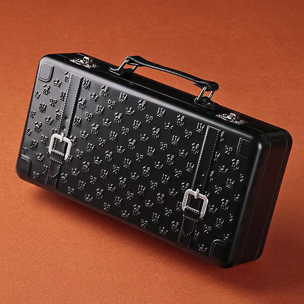 カルディ“トランク”デザインのチョコクランチ缶を発売 - グルメ Watch