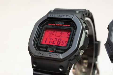 G-SHOCK、ブラックに“赤い液晶”を組み合わせた新作 - Impress Watch