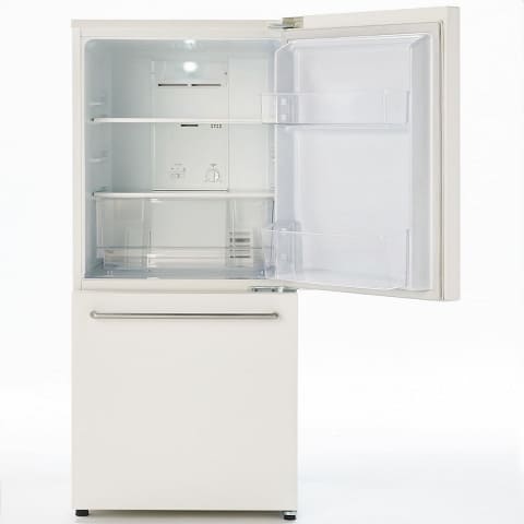 無印、1人暮らし向けの2ドア冷蔵庫。天面に幅広オーブンも置ける