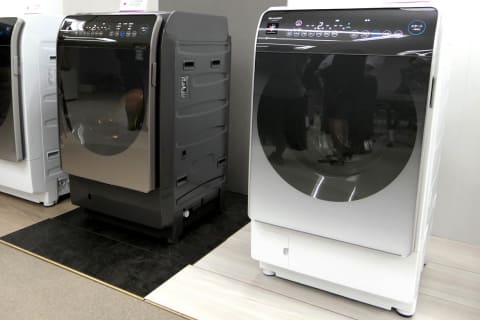 シャープ、ドアにたまりやすいホコリを自動洗浄するドラム洗濯機