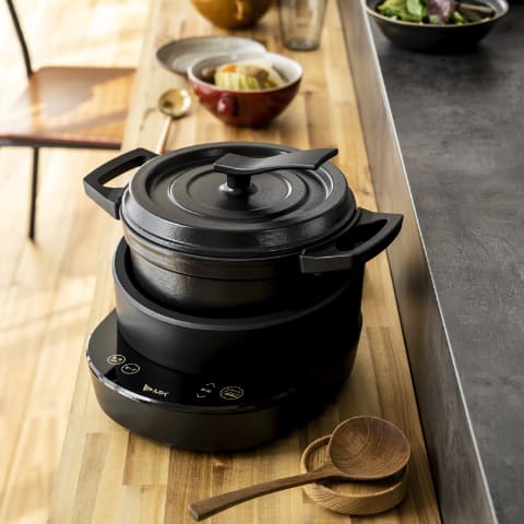 鉄鋳物ホーローでじっくり温め、無水調理できる電気鍋 - 家電 Watch