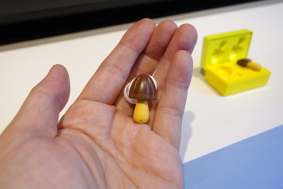 きのこの山」のワイヤレスイヤホン、数量限定で3月26日発売 - ケータイ