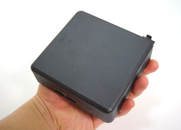 山田祥平のRe:config.sys】超ミニモバイルデスクトップパソコンの足を