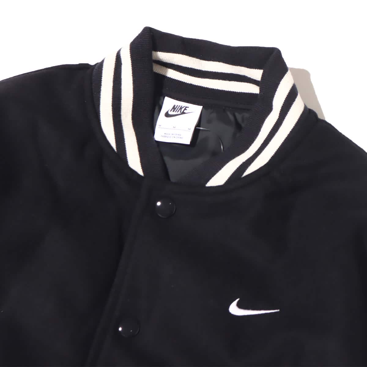 NIKE AS M NK AU VARSITY JKT BLACK/WHITE 22HO-I（ナイキ AU バー