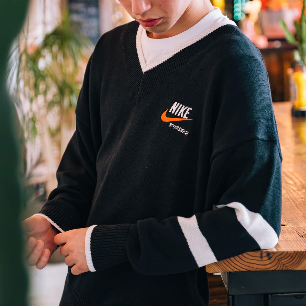 NIKE AS M NSW NIKE TREND SWEATER BLACK/SAIL/TEAM ORANGE/SAIL 23SP
