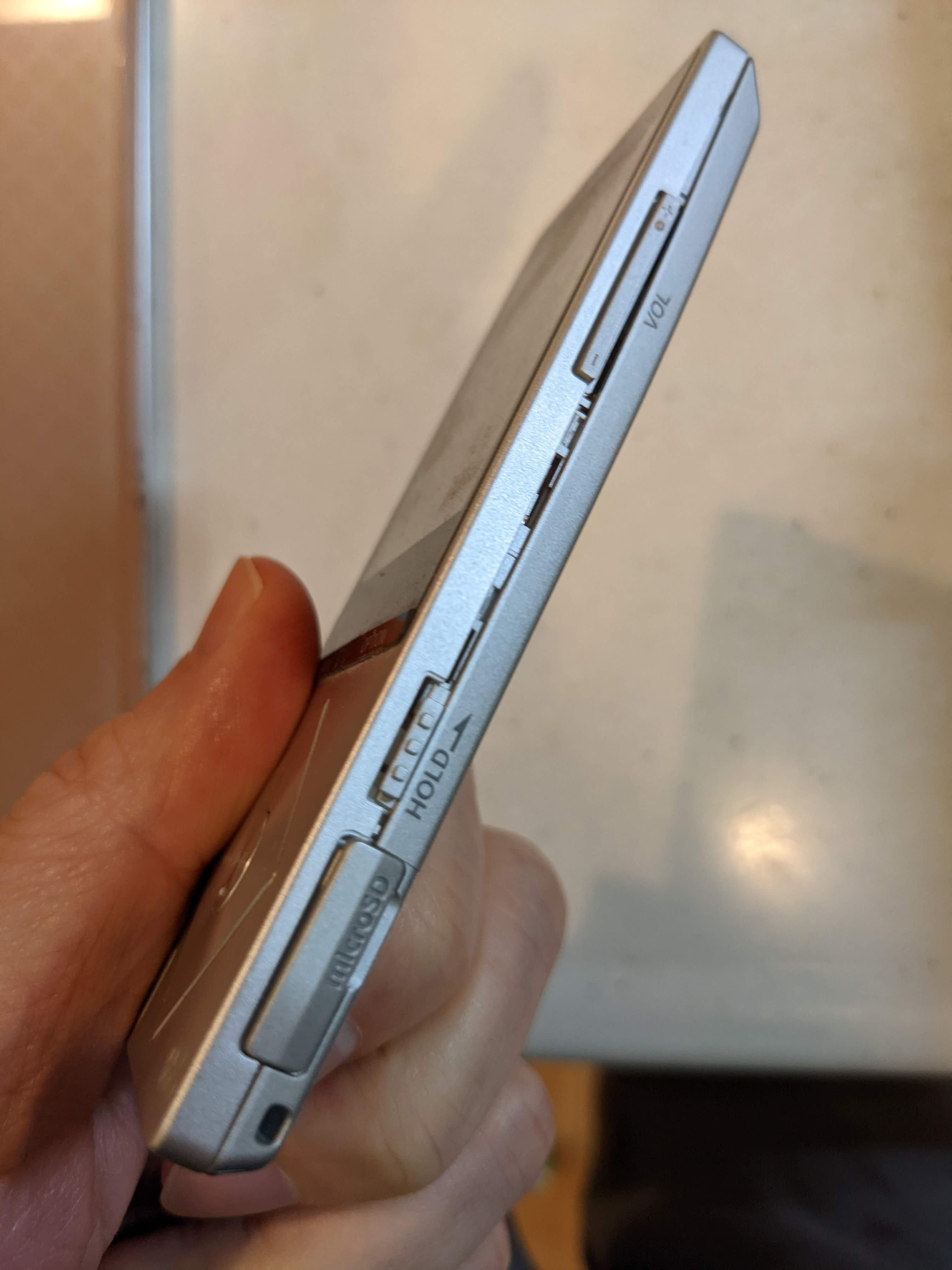 DIY]ウォークマンのバッテリー交換｜フジムー