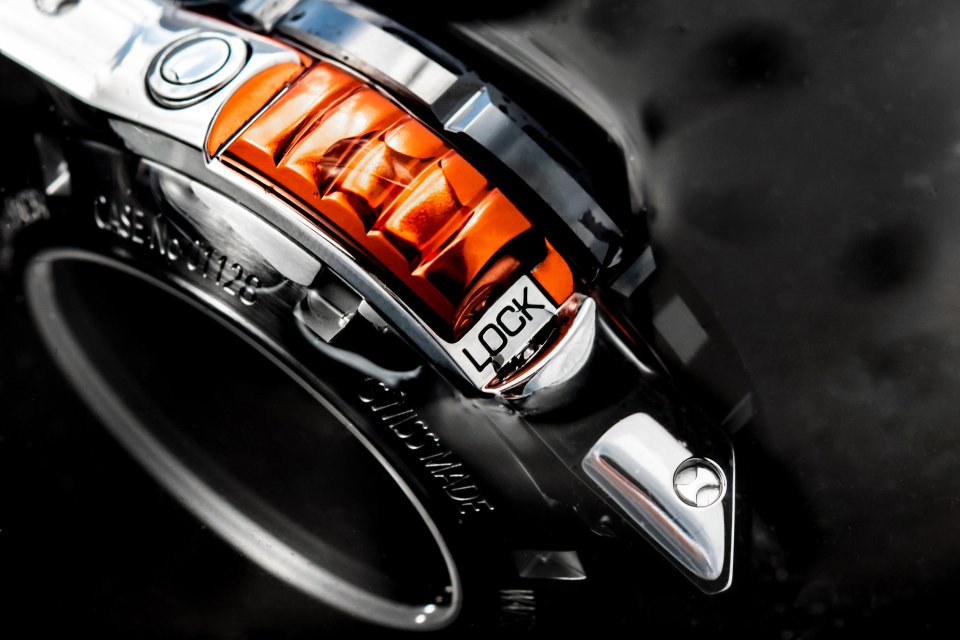 エドックスの「クロノオフショア1」新作は、ブランド初のベゼルロック