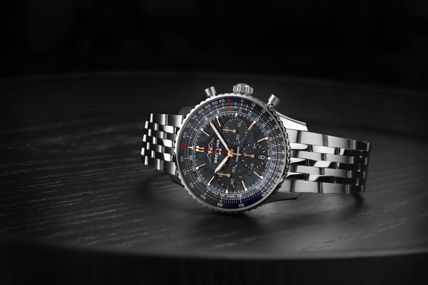 ブライトリングからオールブラックの日本限定ナビタイマーが登場