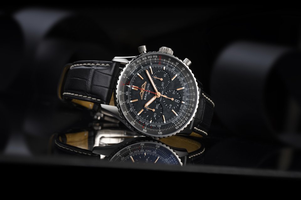 ブライトリングからオールブラックの日本限定ナビタイマーが登場