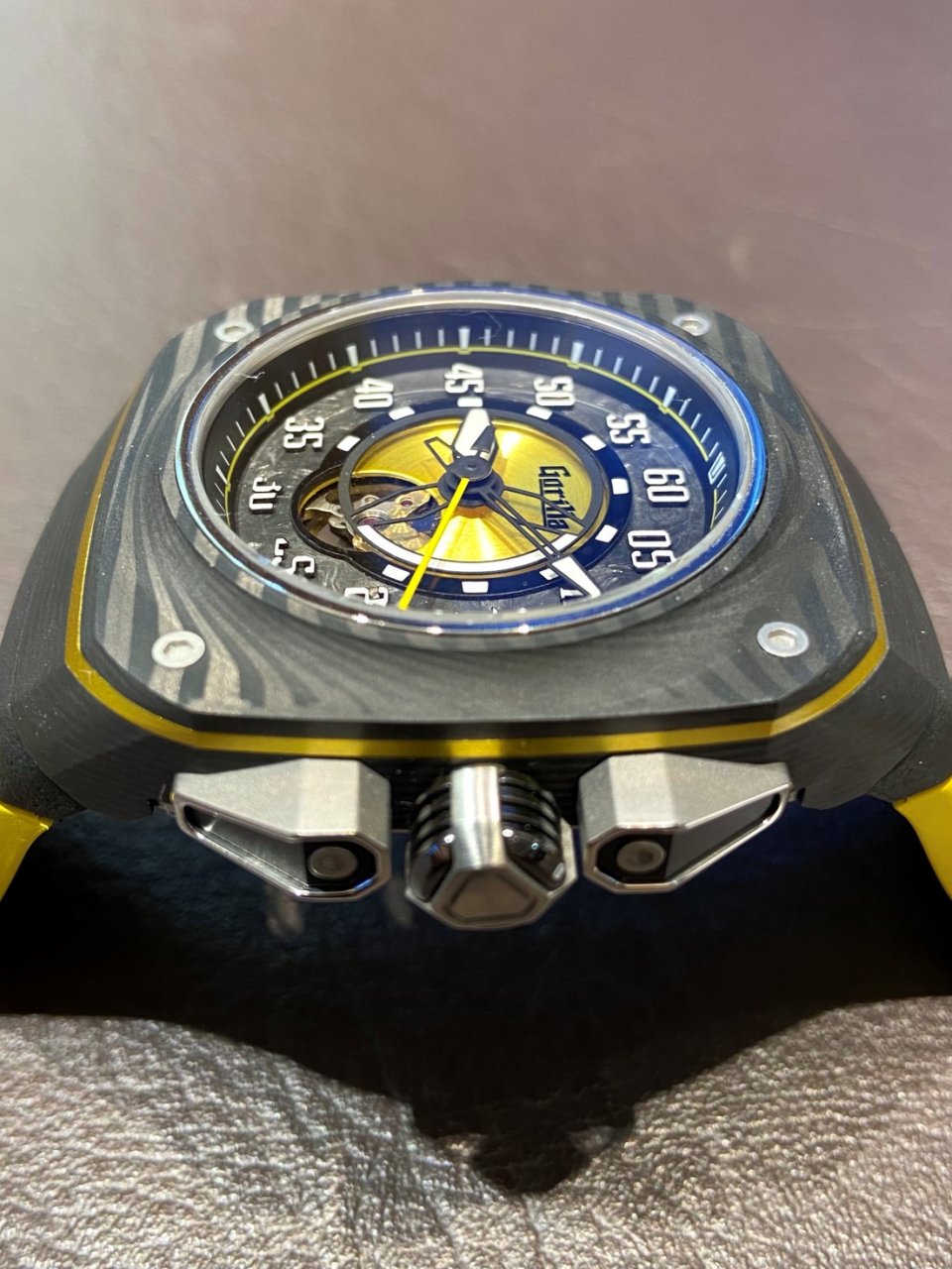 カミネ旧居留地店でのゴリラ×レオンレーシングのコラボウオッチ発表