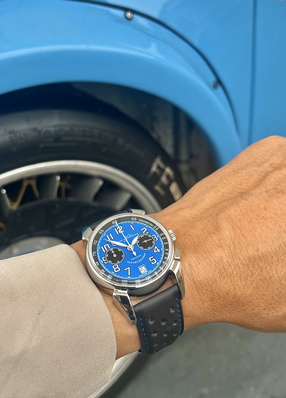 クエルボ・イ・ソブリノス が ビンテージカー愛好家の手首にフィット