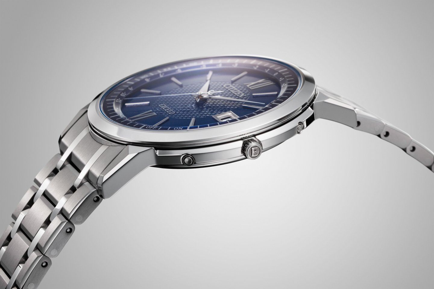 シチズン エクシード』から、多局受信型光発電電波時計では世界最薄と