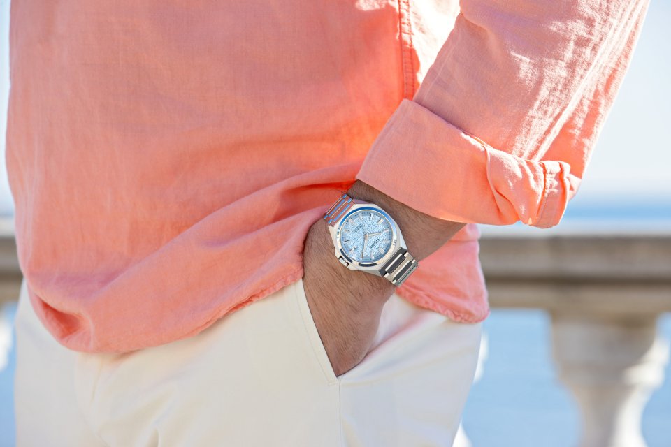 シチズンシリーズエイト』 より、アイスブルーが涼しげな 831