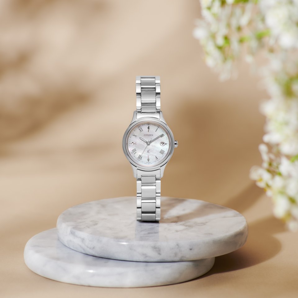 シチズンクロスシー』hikariコレクションから、白蝶貝文字板の新作