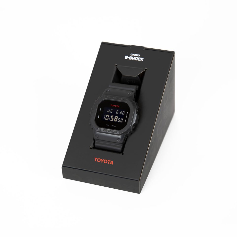 TOYOTA ✖ G-SHOCK 初のコラボが実現～暗闇にTOYOTAマークが浮かび
