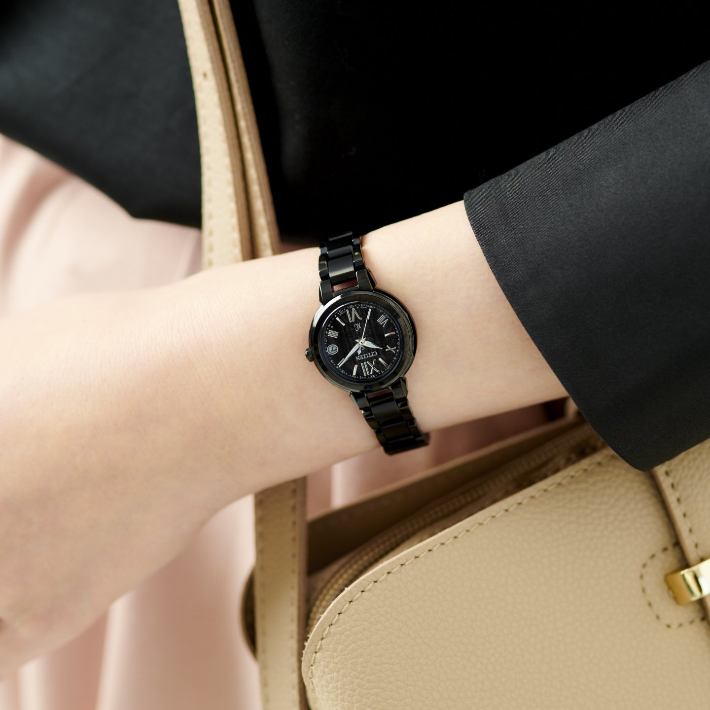 シチズンクロスシー』から、凛とした中にフェミニンな表情が漂うオール