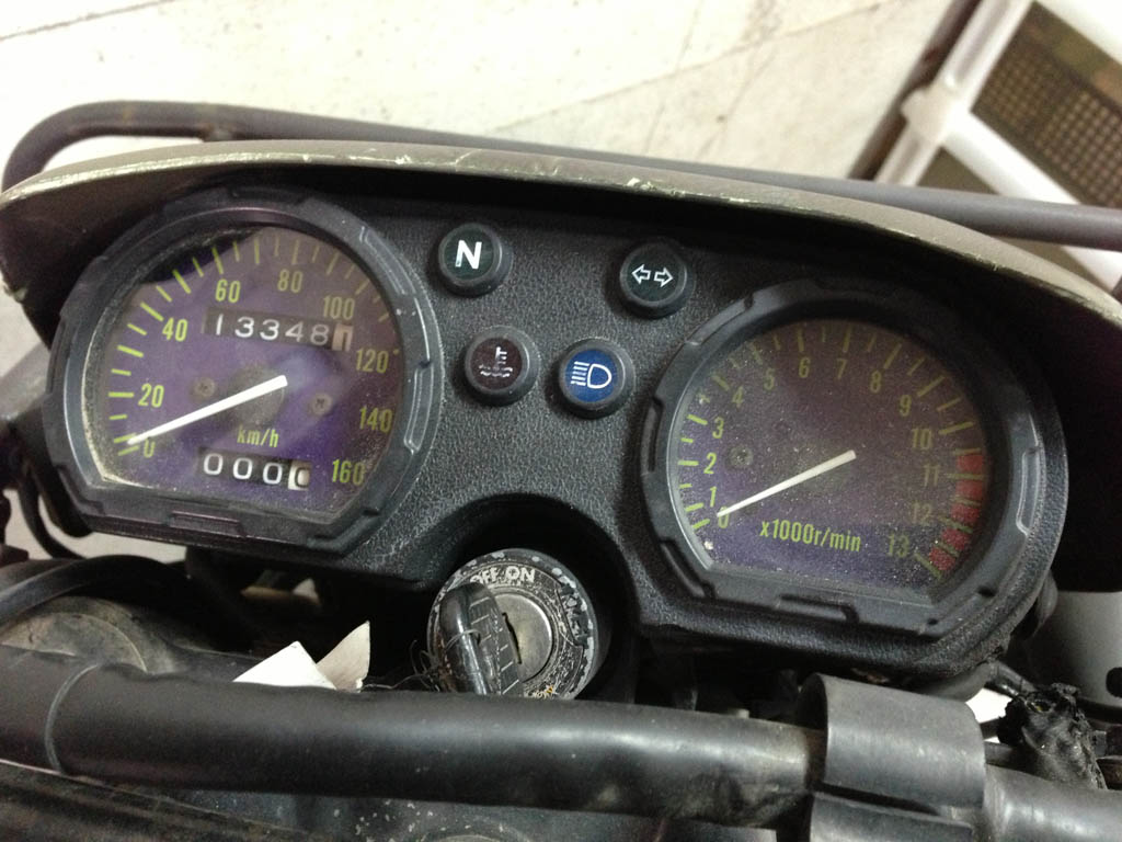 自衛隊偵察オートバイKLX250のメーター部分│偵察用オートバイの研究