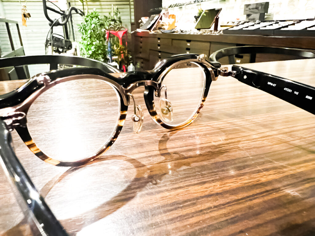 Glasses that are both functional and fashionable.フォーナインズ