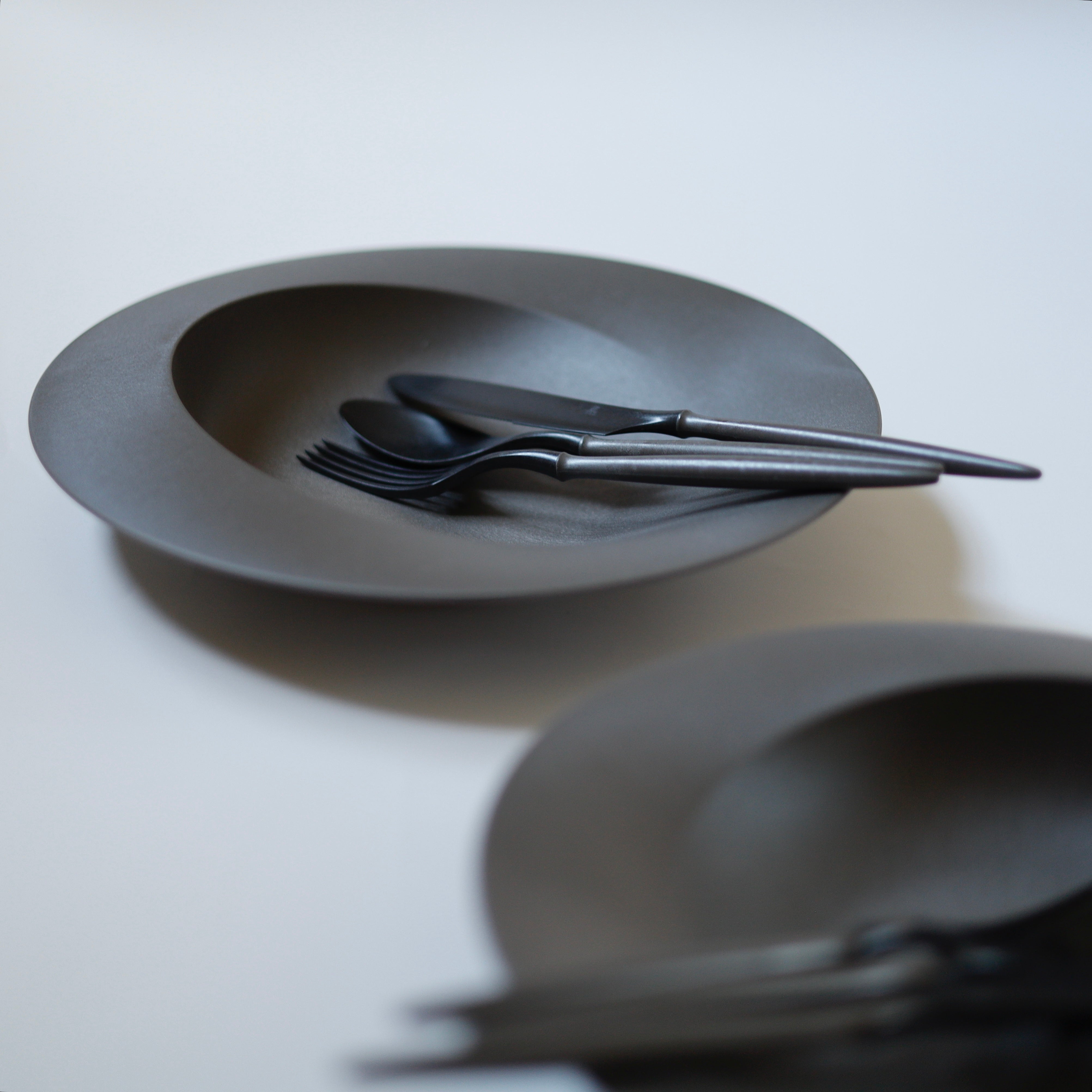 落としても割れない「深皿スクープ・大皿ウェーブ・カトラリーセット