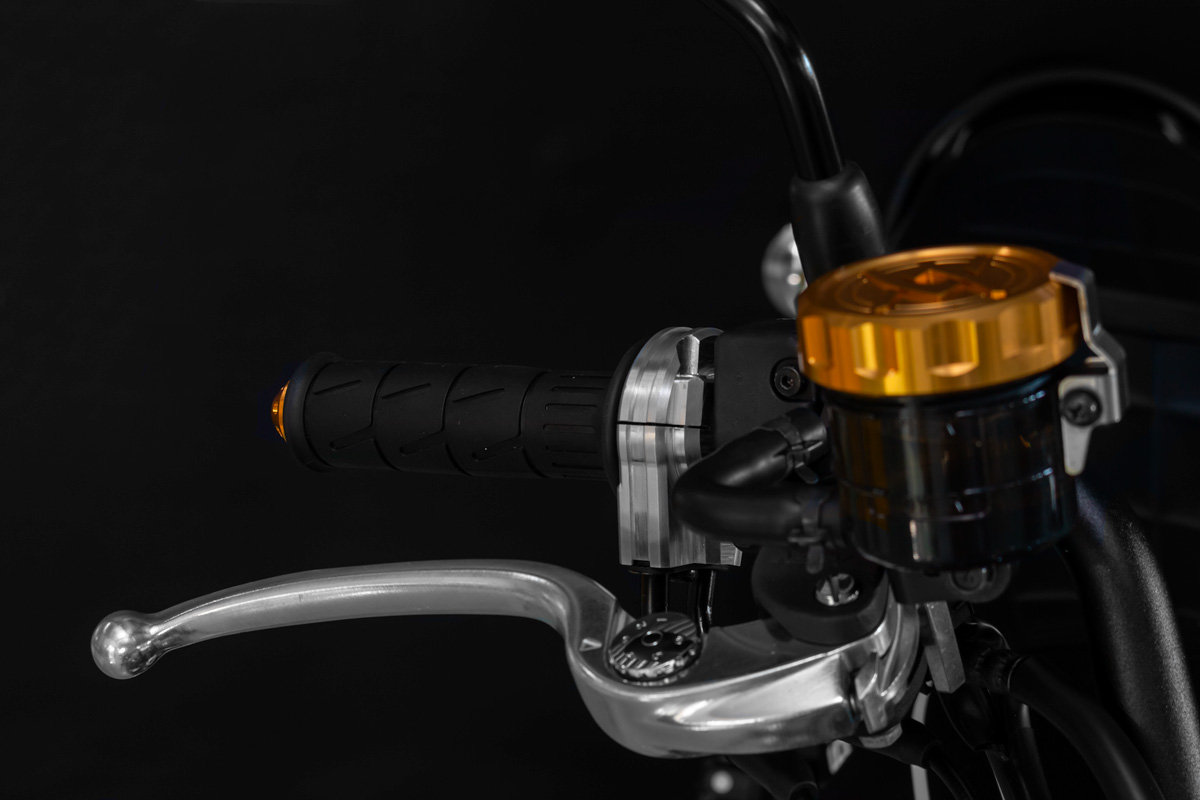 ≪Z900RS専用 スロットルホルダーの開発≫ | 開発情報 | ARCHI