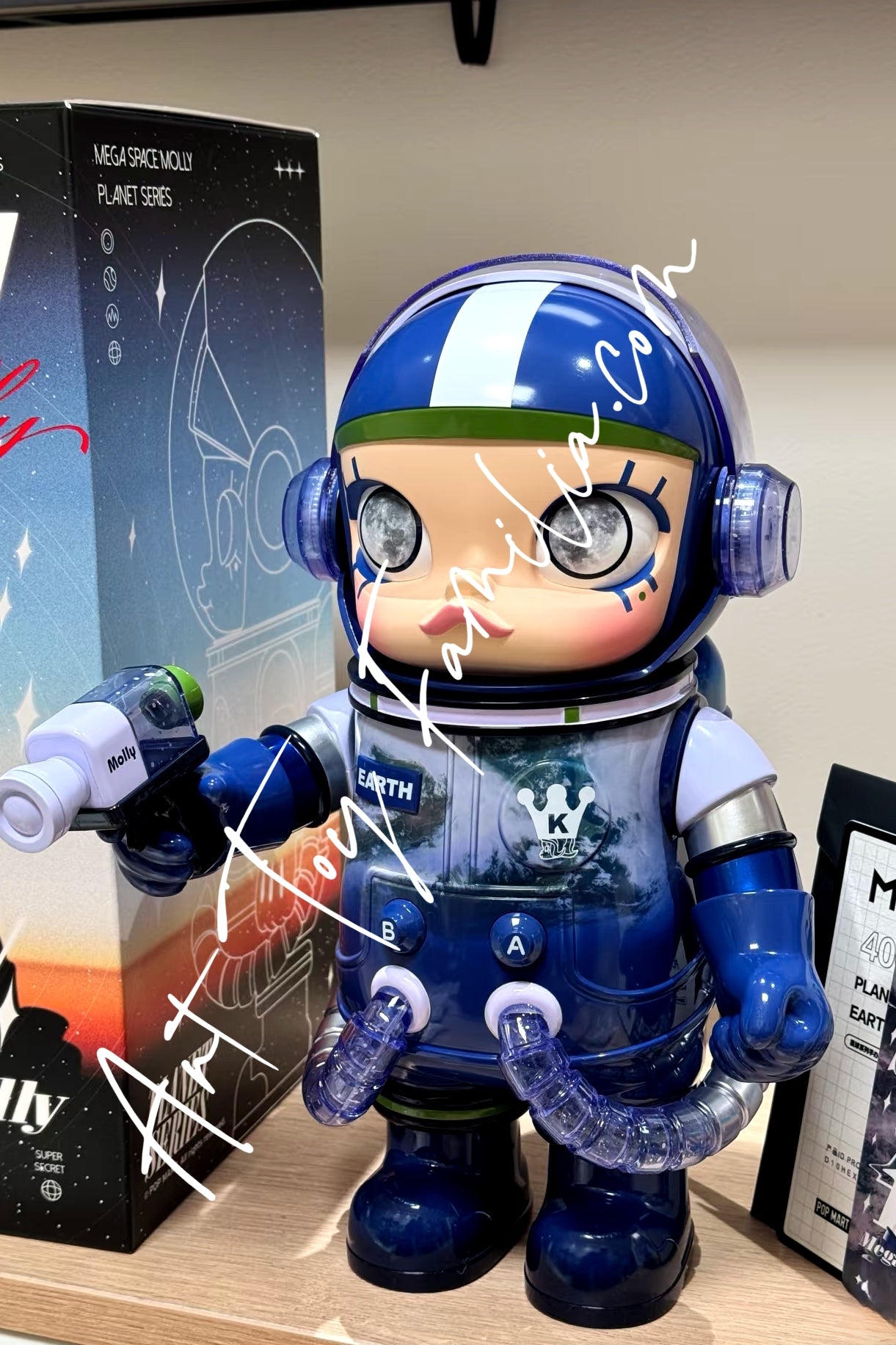 POP MART MEGA Space Molly 400% Planet Series – Art Toy Familia