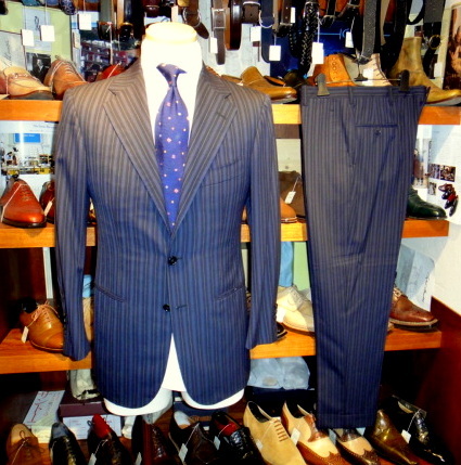 Cesare Attolini アットリーニ】春夏向け ストライプ柄ネイビースーツ