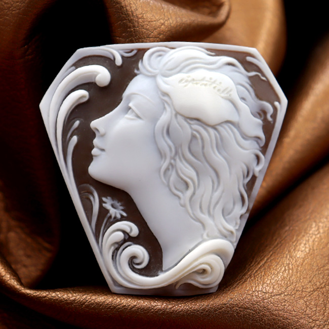 カメオ彫刻家ヴィティエッロ氏彫刻 美しい女性像のカメオ作品のご紹介