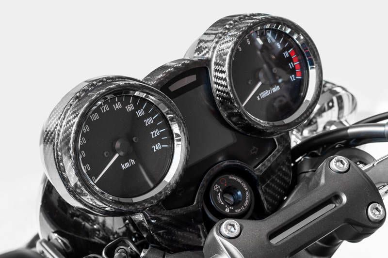 Z900RS ARCHIカーボンシリーズでメーターカバーでコクピットをドレス