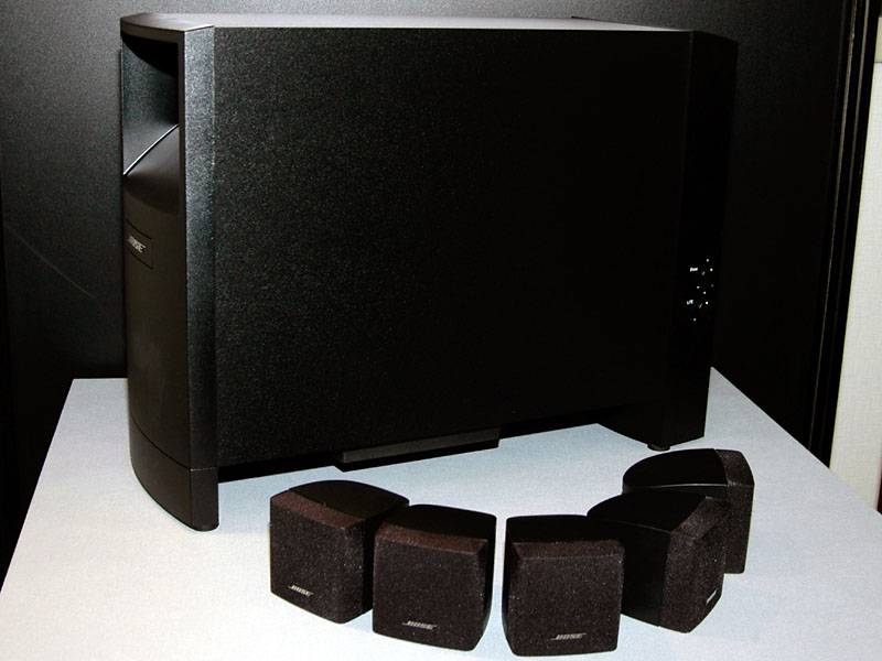 ボーズ、近中距離の使用に適した2.1chスピーカーシステム
