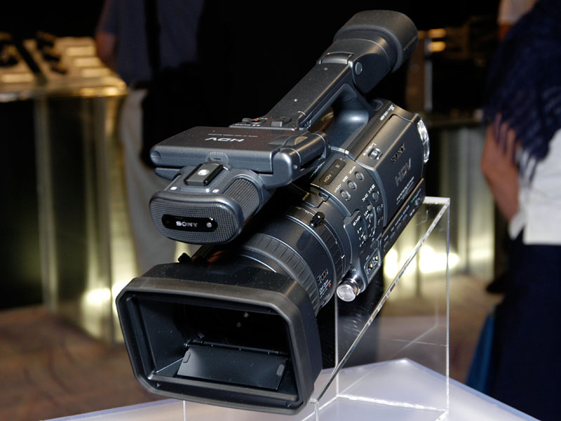 ソニー、民生用初の1080i対応HDVカメラを10月に商品化