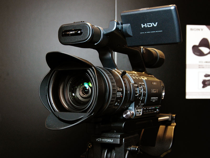 ソニー、民生用初の1080i対応HDVカメラを10月に商品化