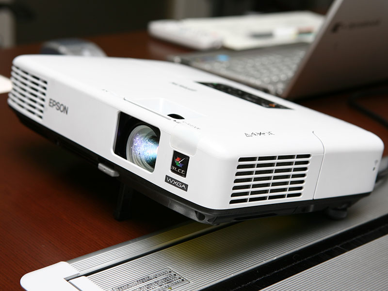 エプソン、ワイドパネル採用など液晶プロジェクタ9種