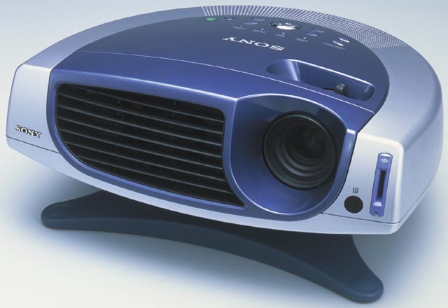 ソニー、斜め投射が可能なホームシアター用液晶プロジェクタ