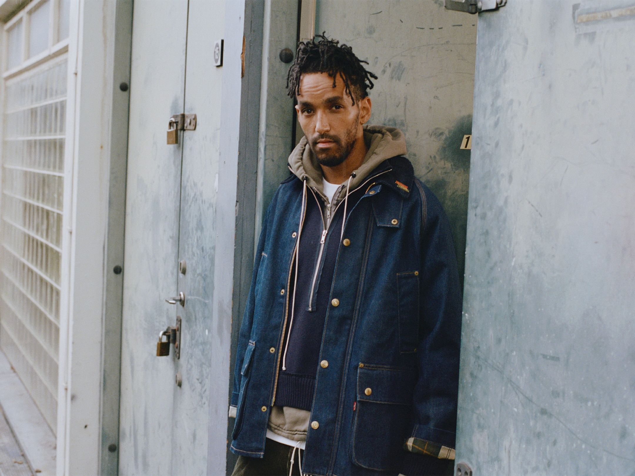 バブアーとリーバイスによるコラボレーションアイテムがローンチ