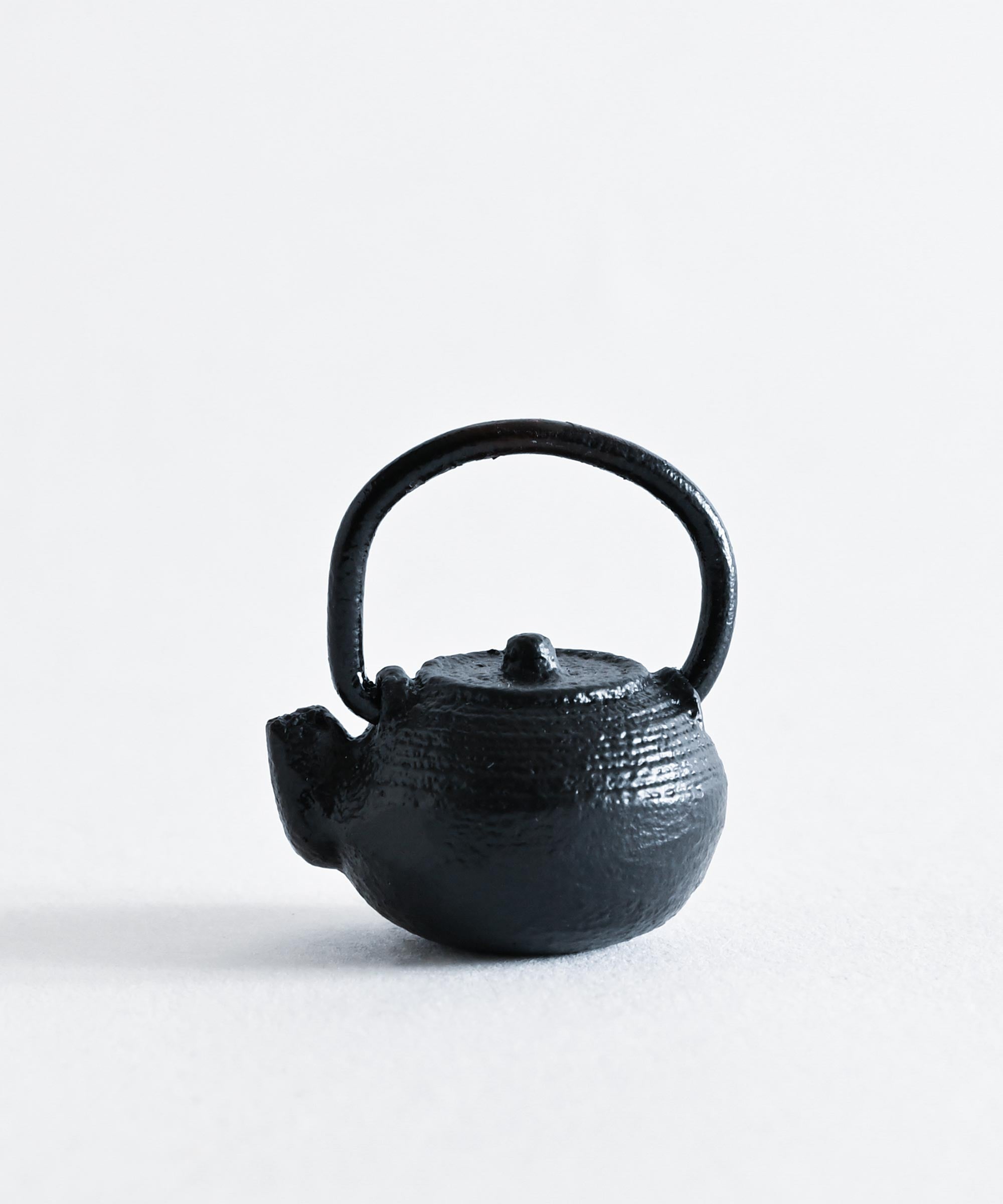 OIGEN】 鉄瓶 まろみアラレ 1L – BASIC AND ACCENT ONLINE STORE