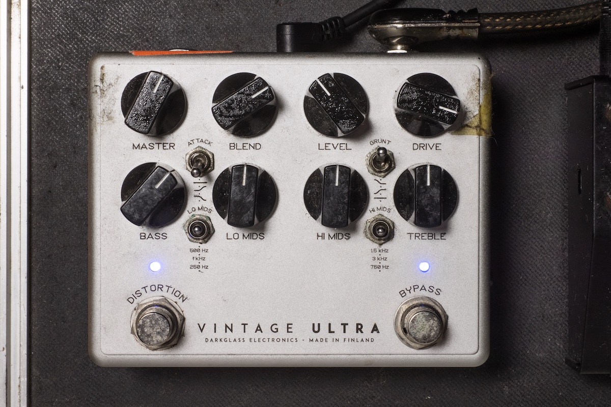 連載：ダークグラスな事情】Vol.4 YU-KI（NOISEMAKER） | ベース・マガジン