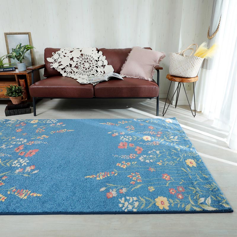 ボタニカルな花柄のあしらいがかわいい！ベルギー産ウィルトン織ラグ