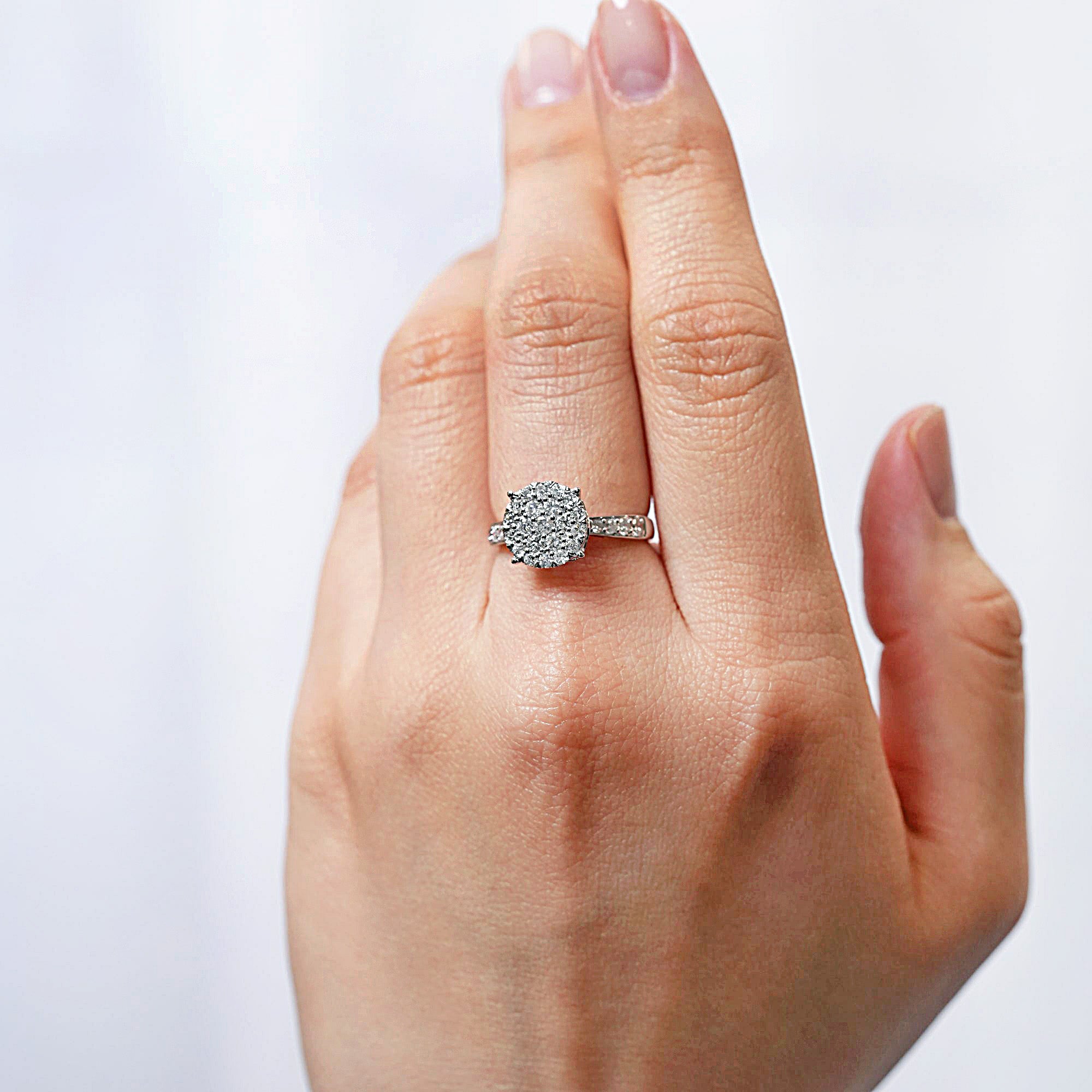 クラスター ダイヤモンド リング – K18WG、0.75ct