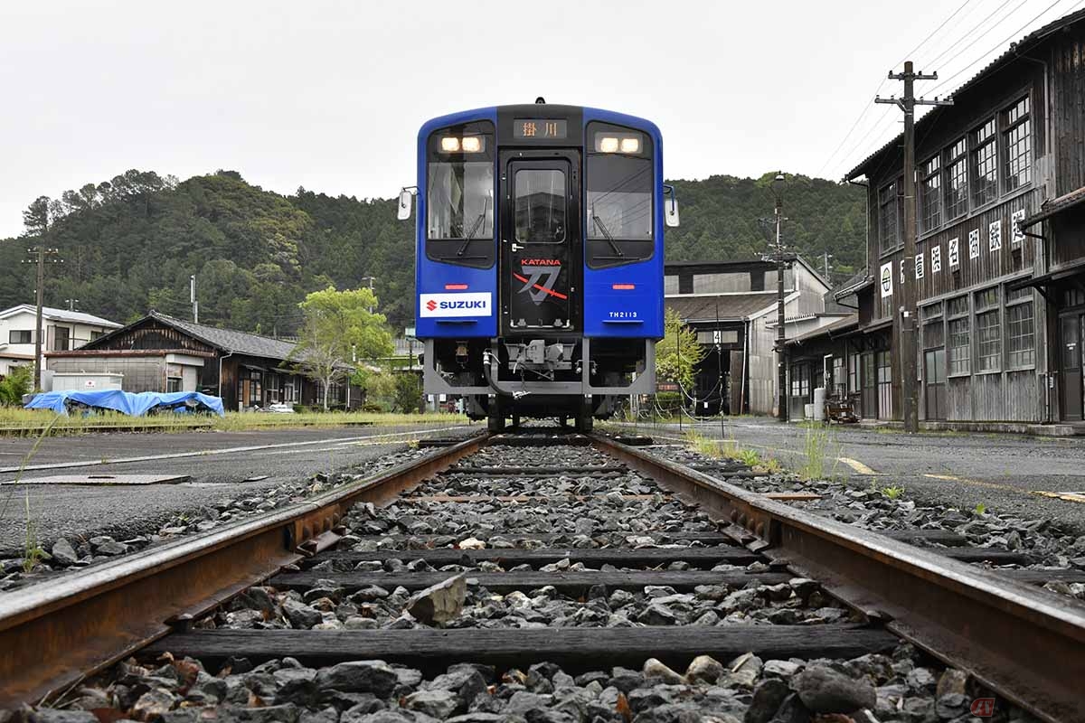 鋭い切れ味を表現！ 天浜線を走るKATANAラッピング列車のデザインが