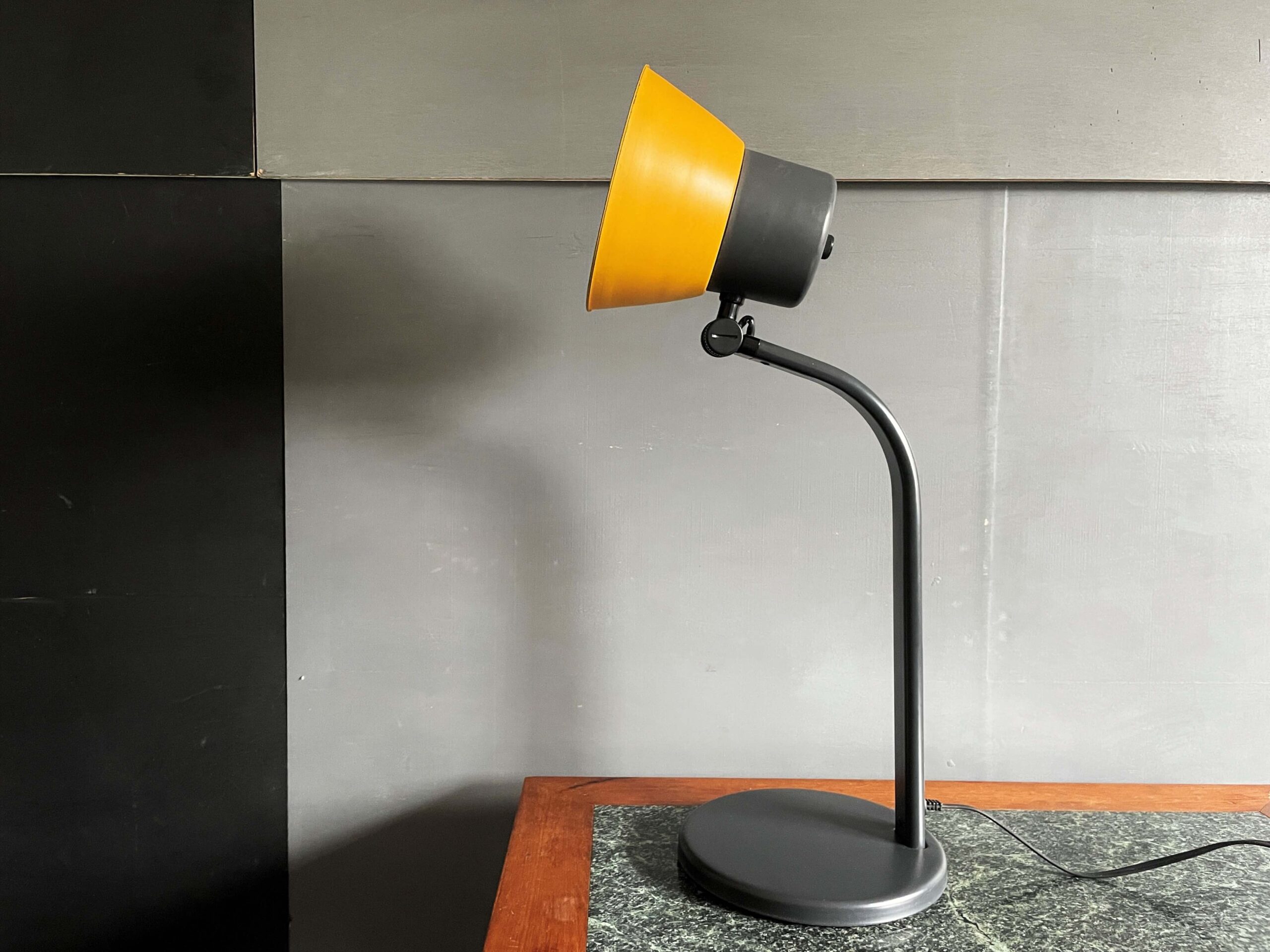 No.9232「 LUMICO デスクライト〈Z2000〉：1980年 グッドデザイン賞