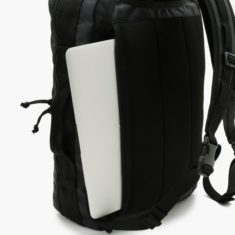 New Balanceとコラボした、デザインと使い勝手を両立させたアーバン