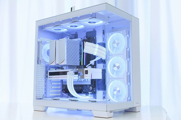 Antec、自身初となるピラーレスデザインでデュアルチャンバーのE-ATX