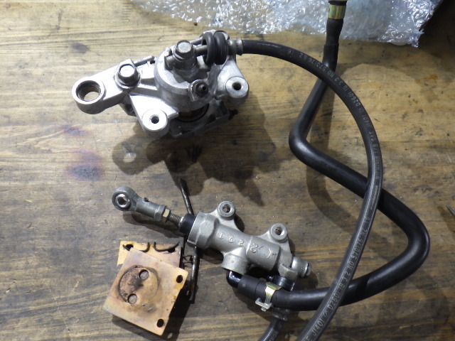 カワサキ車に多用されるTOKICOキャリパーにSUZUKIの純正部品を流用