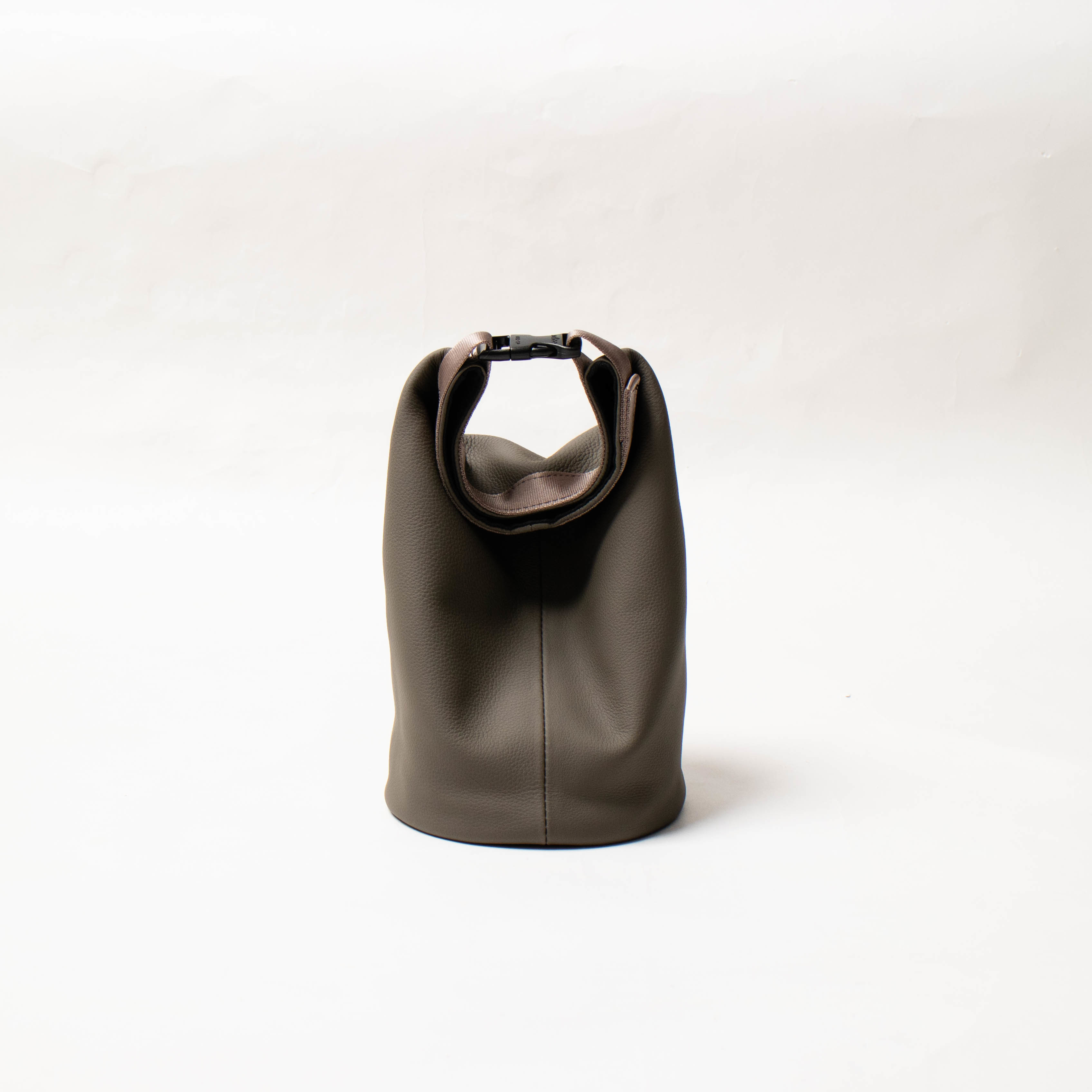 ERA.（イーラ）/ 2022年春夏 新作バッグ 「BUBBLE CALF ROLLTOP BAG 3L